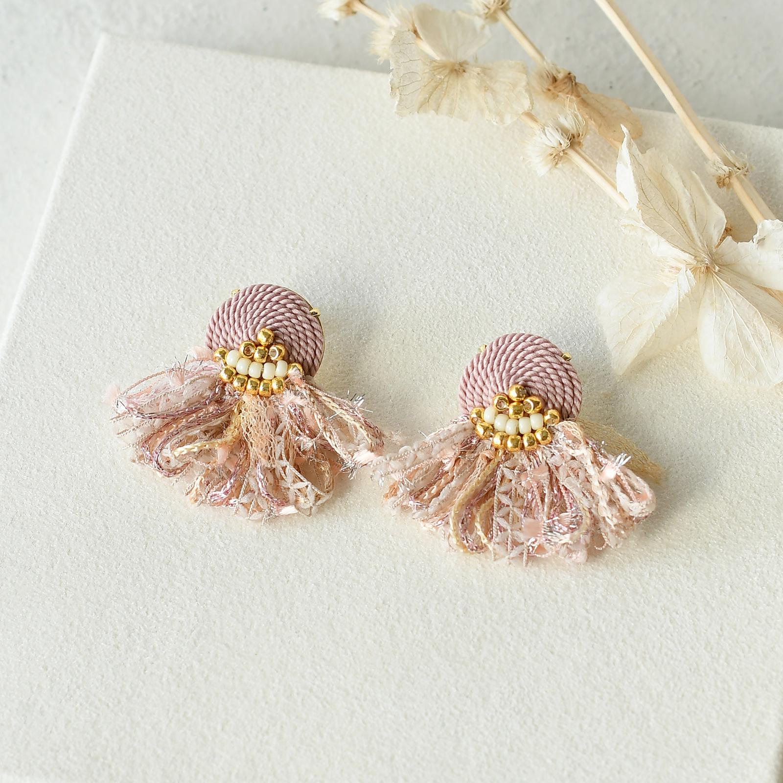 はる　コードモチーフタッセルピアス・イヤリング／ピンクベージュ