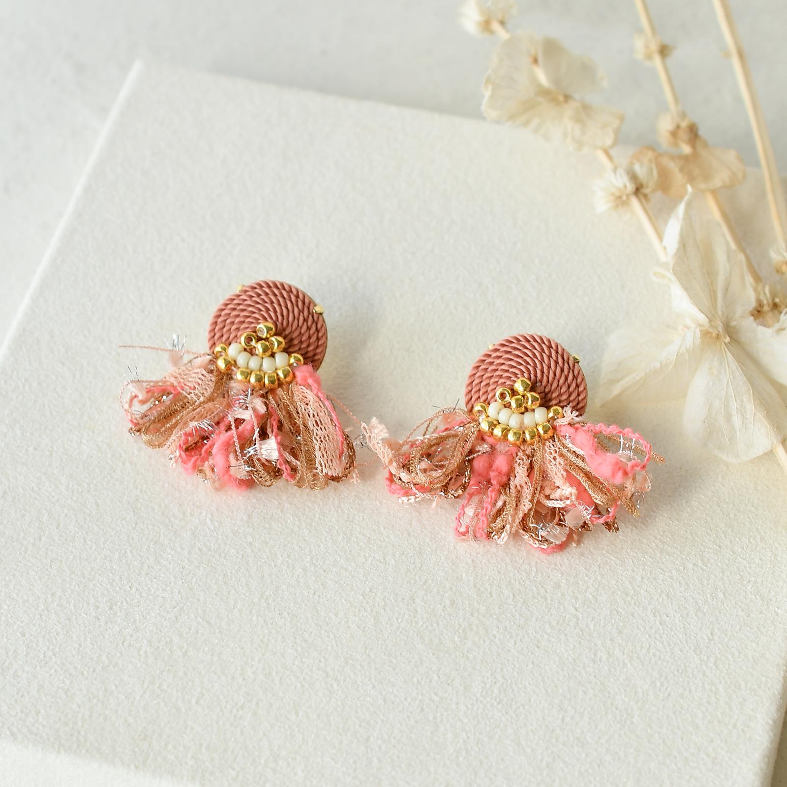 はる　コードモチーフタッセルピアス・イヤリング／コーラルピンク