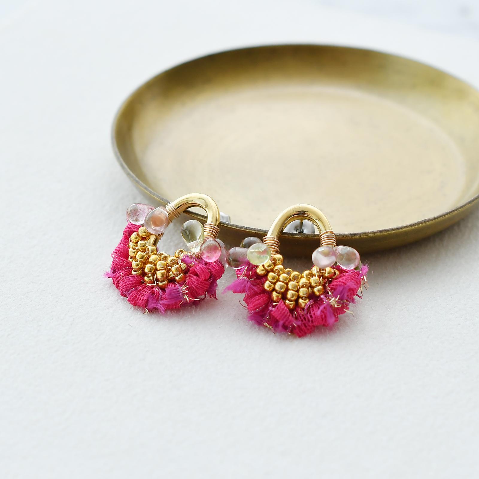 【花園の小さなタッセルの囁き】オーバルピアス・イヤリング　Small Pink