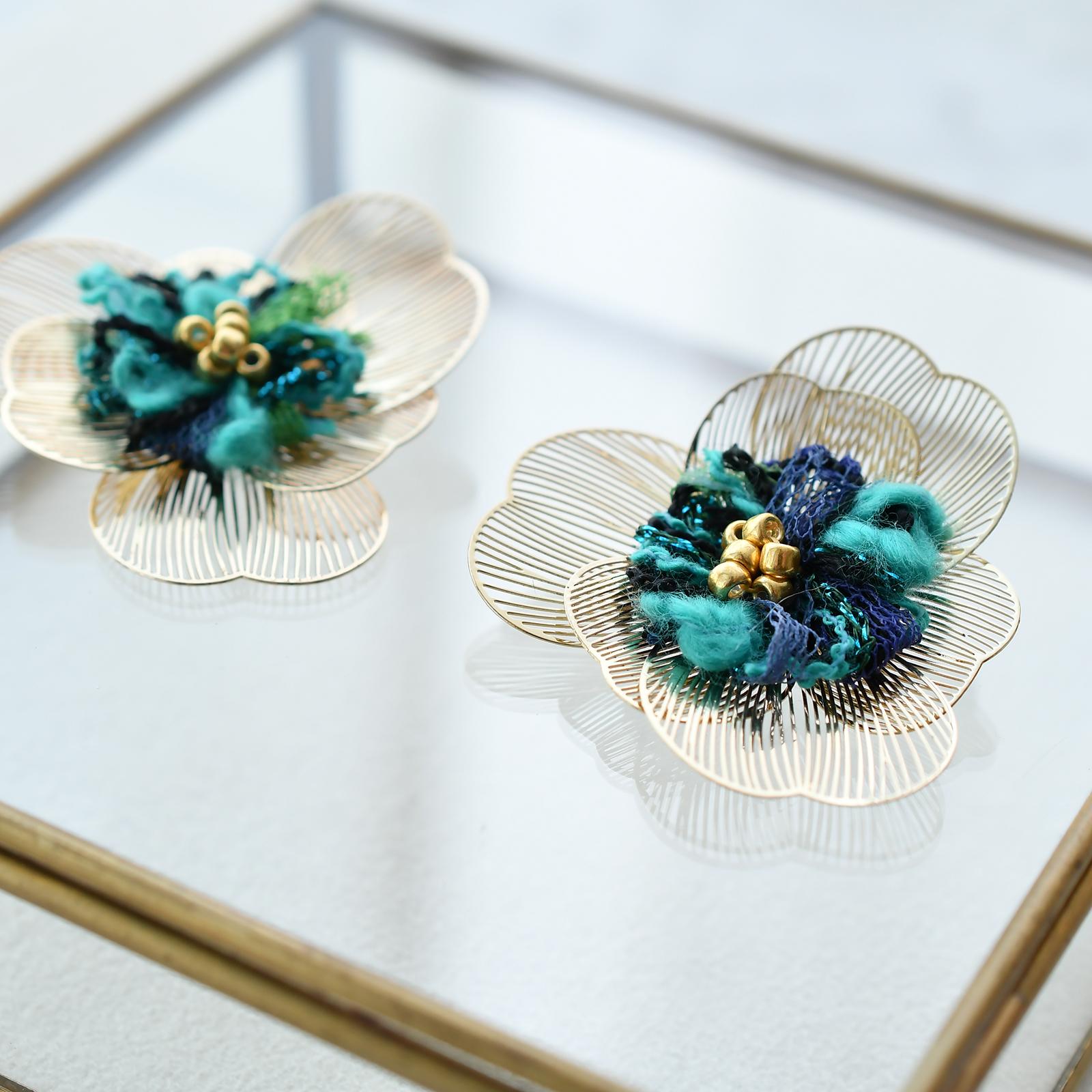 ドリームフラワータッセルイヤリング / エメラルドグリーン | 2枚目