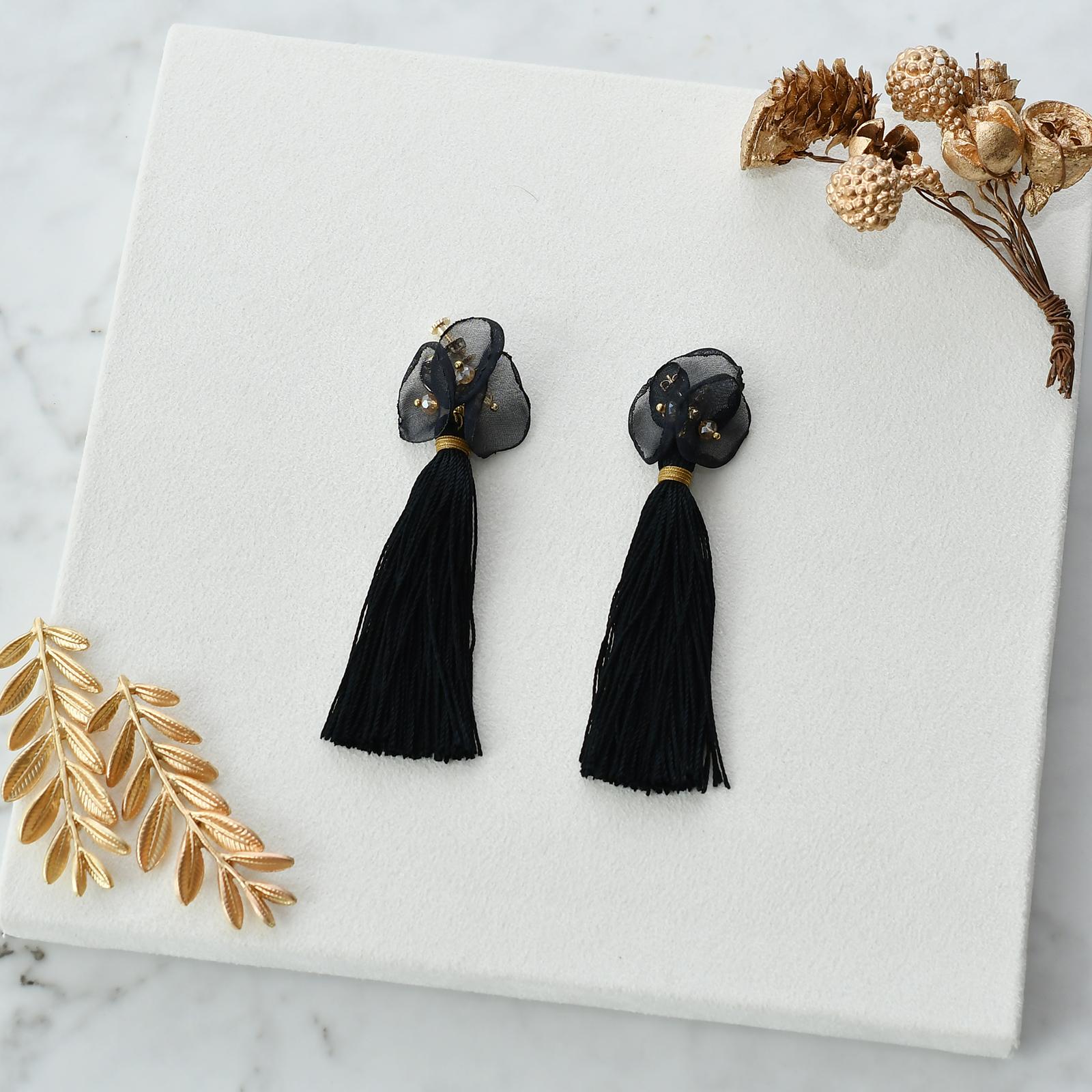 あき　シフォンフラワータッセルピアス・イヤリング/ブラック