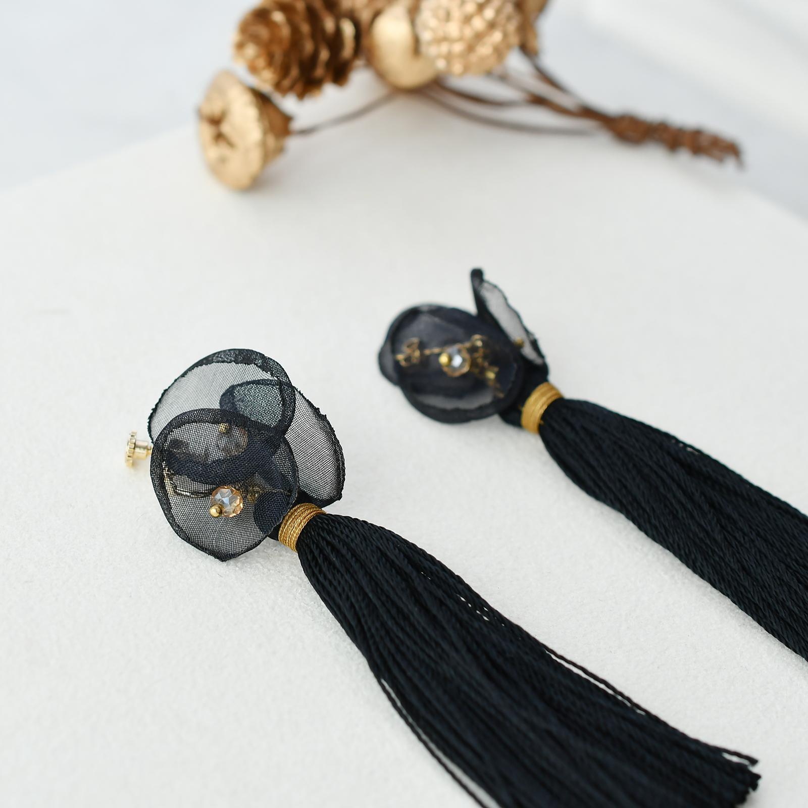 あき　シフォンフラワータッセルピアス・イヤリング/ブラック | 2枚目