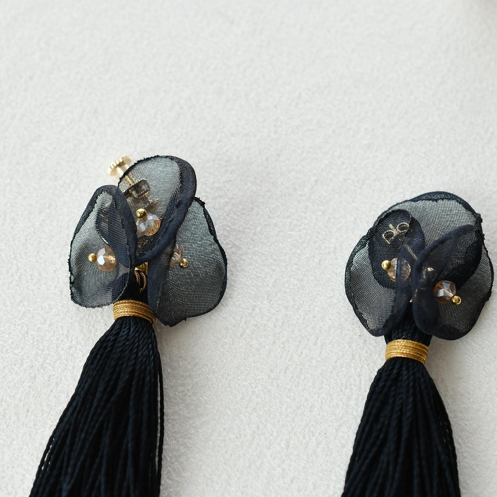 あき　シフォンフラワータッセルピアス・イヤリング/ブラック | 3枚目