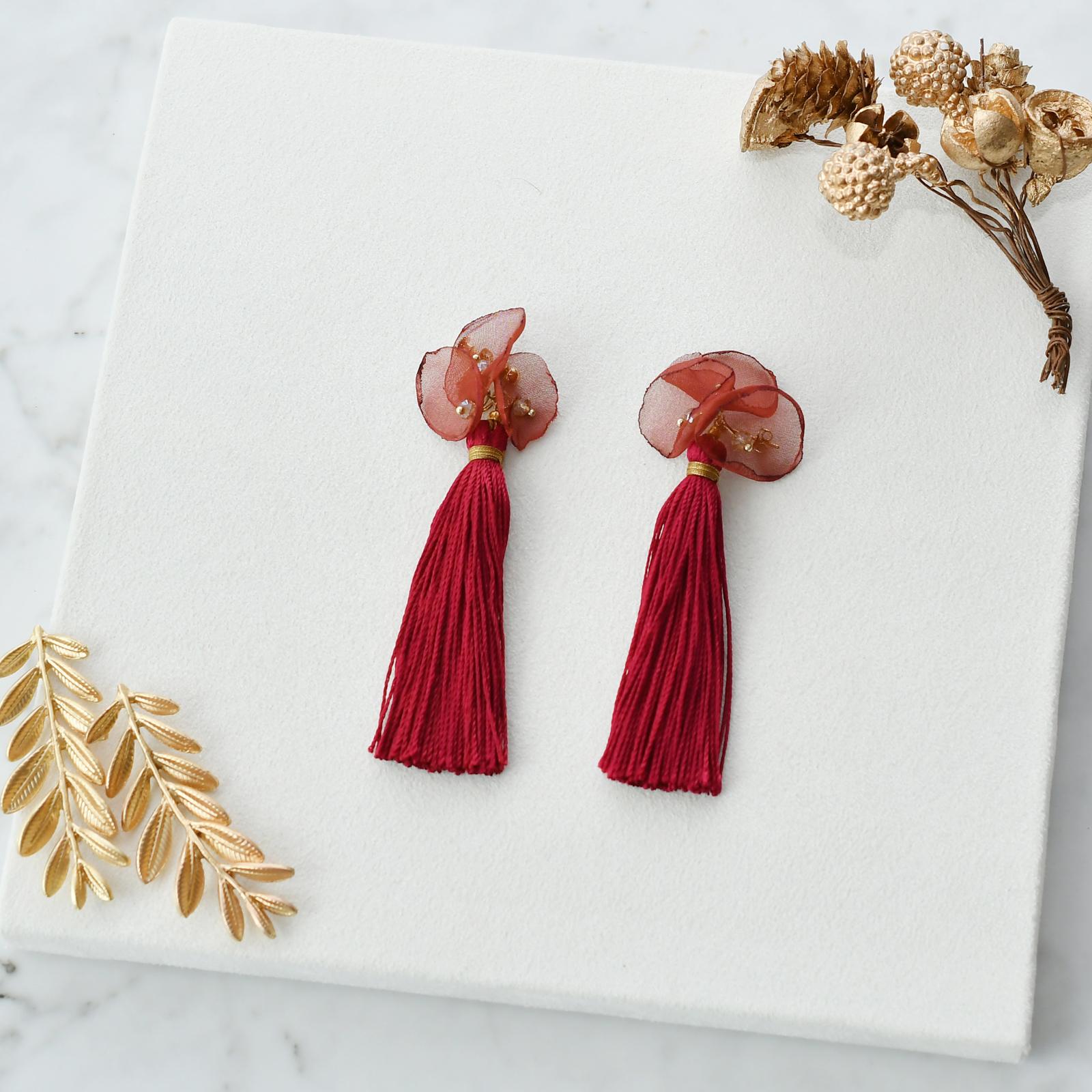 あき　シフォンタッセルピアス・イヤリング/ワインレッド