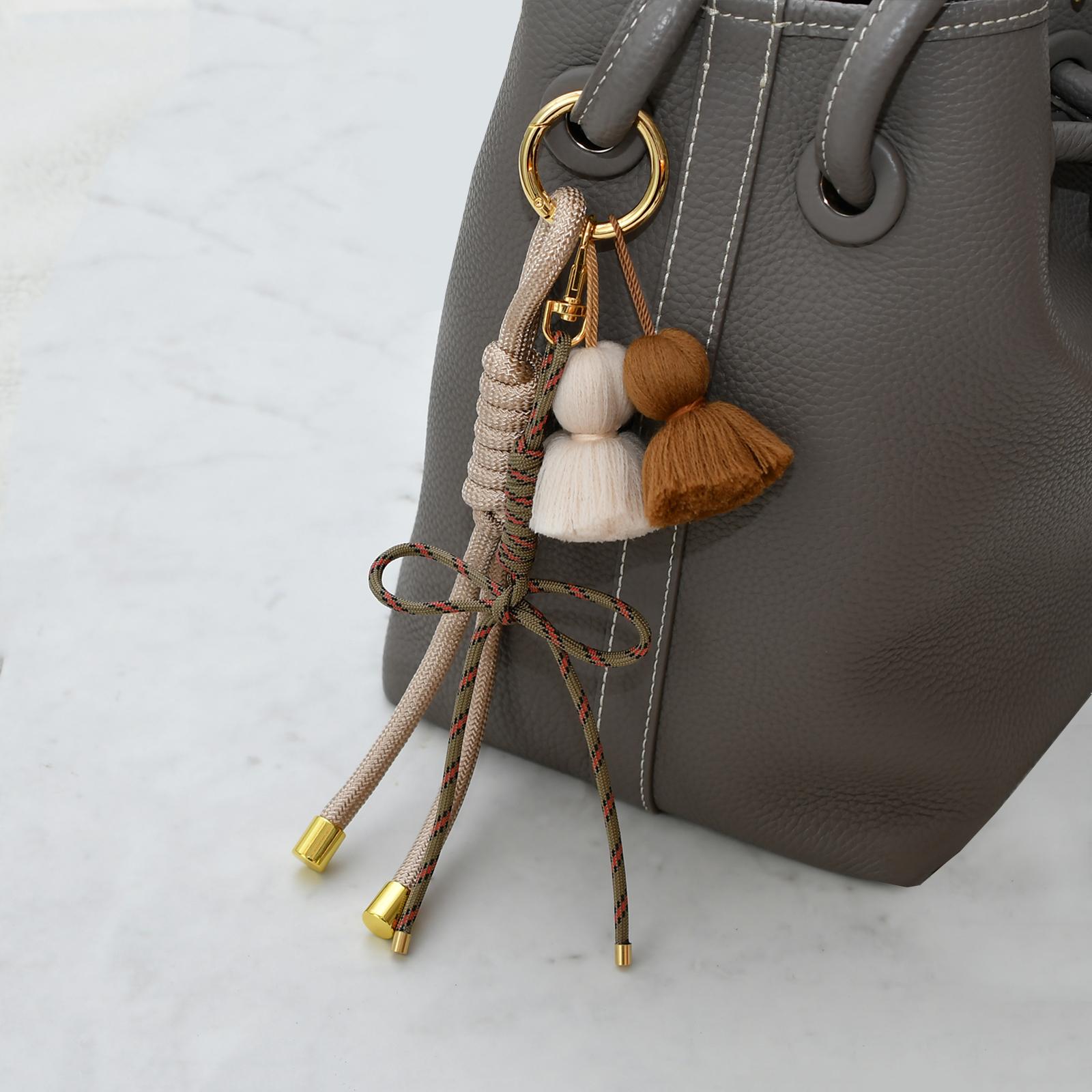 あき　タッセルつきパラコードマルチチャーム　クリーム