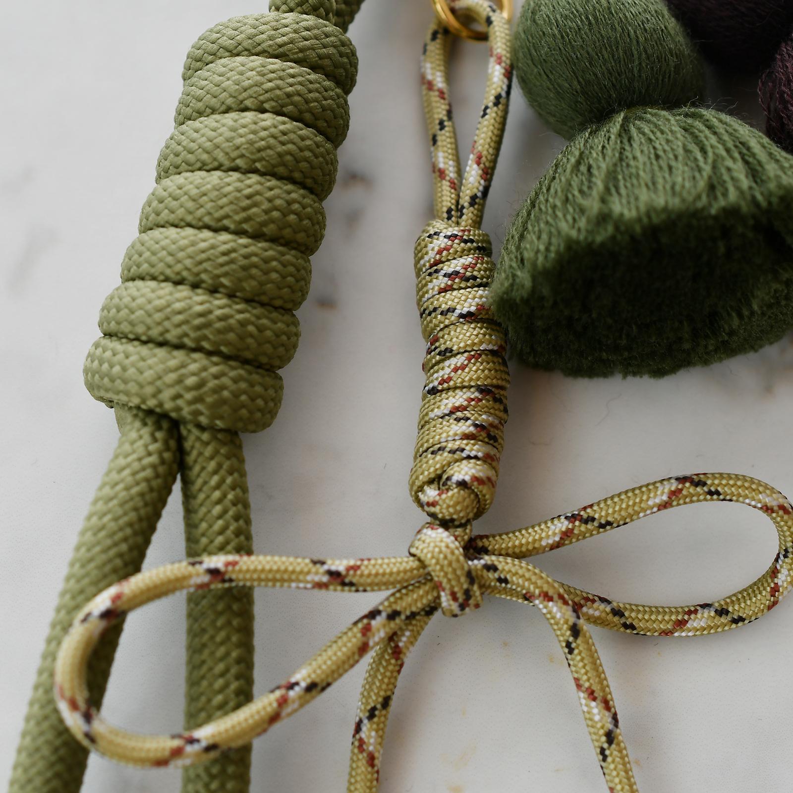 あき　タッセルつきパラコードマルチチャーム　カーキ | 5枚目