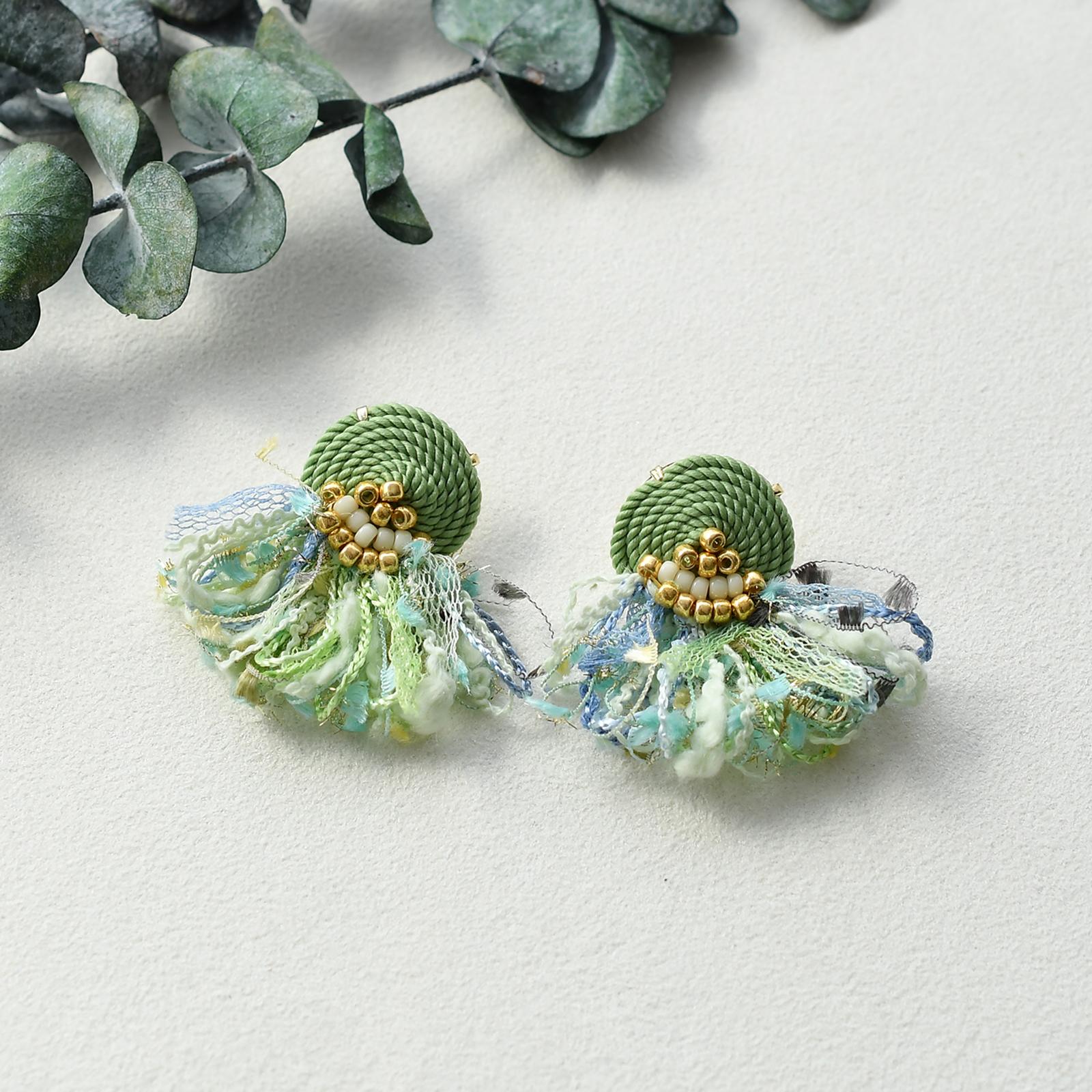 はる コードモチーフタッセルピアス・イヤリング 若葉グリーン1枚目の画像