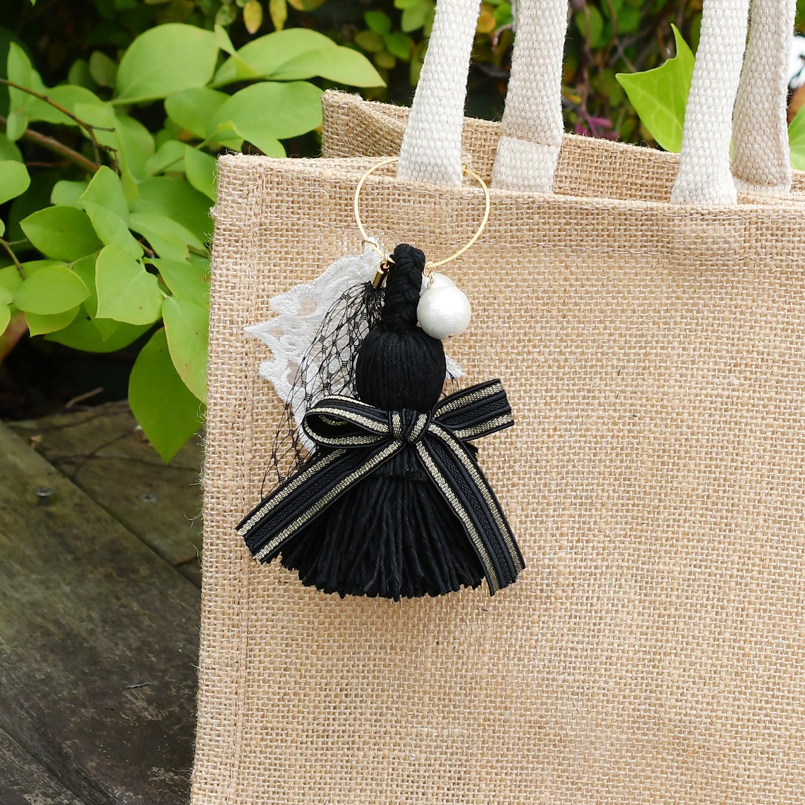 カゴバッグを彩るエレガントチャーム/ブラック1枚目の画像