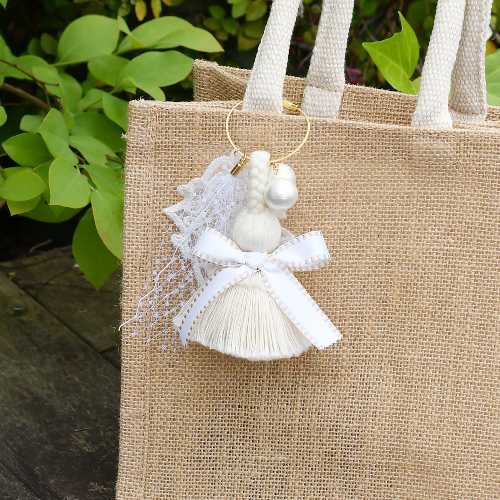 (数量限定)カゴバッグを彩るエレガントチャーム/ホワイト1枚目の画像