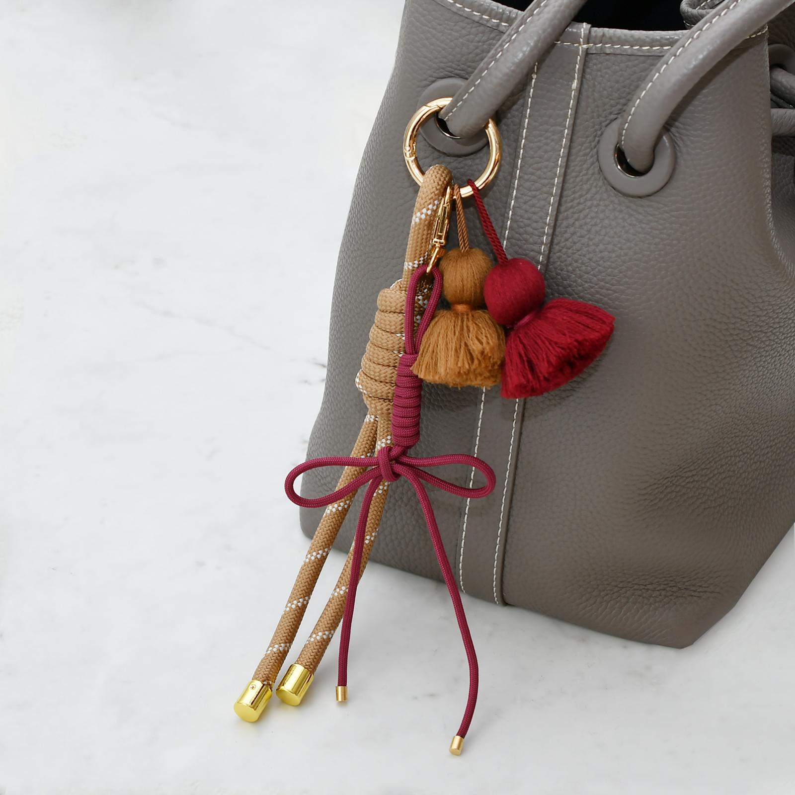 あき タッセルつきパラコードマルチチャーム ワインレッド1枚目の画像