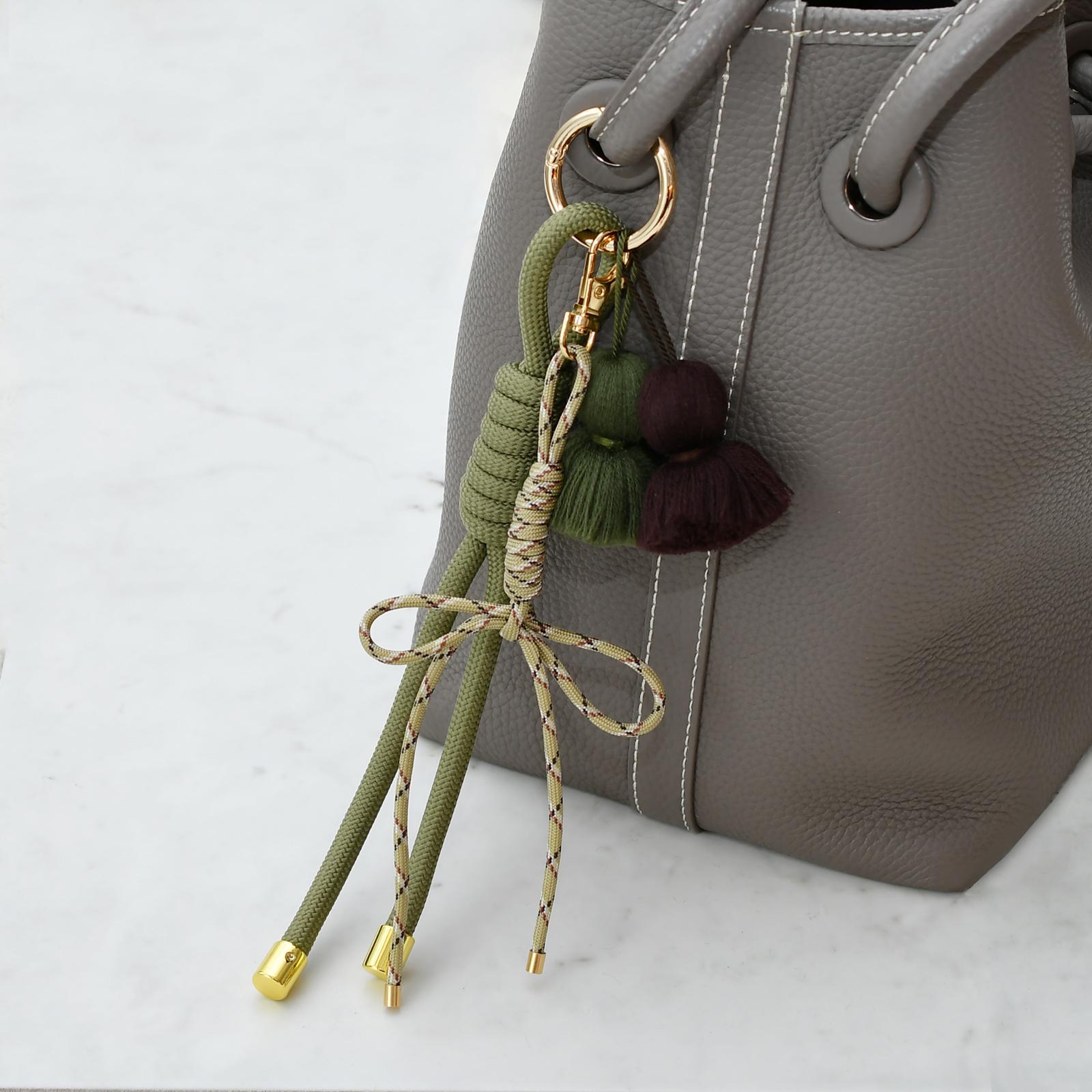 あき タッセルつきパラコードマルチチャーム カーキ1枚目の画像