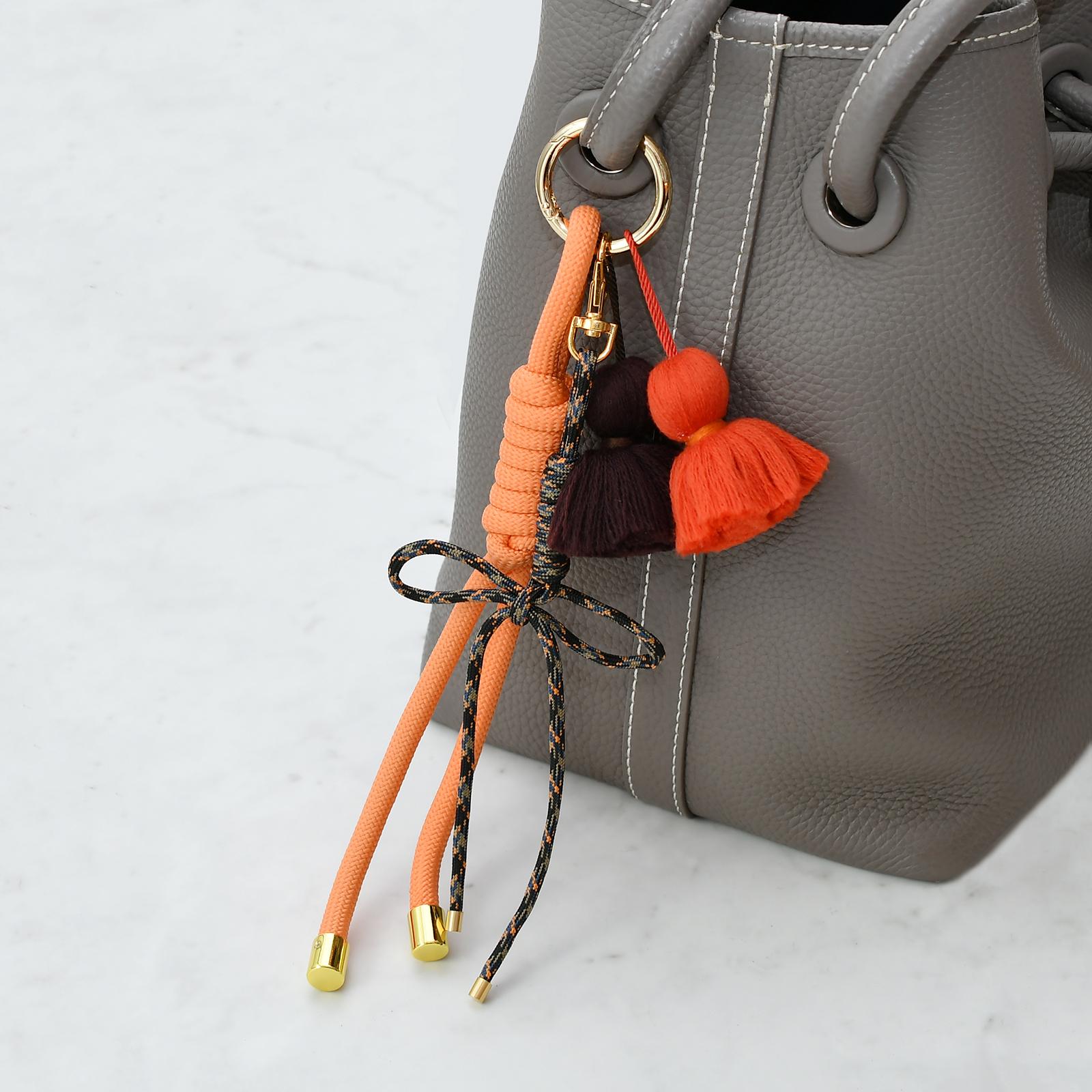 あき タッセルつきパラコードマルチチャーム オレンジ1枚目の画像